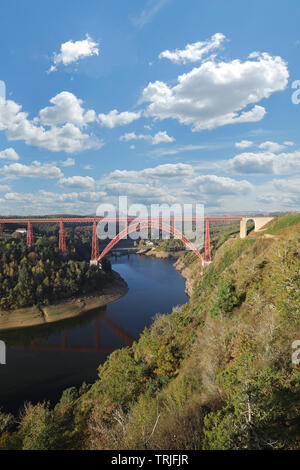 Der Viadukt von Garabit ist eine französische Eisenbahnbau in Haute-loire Auvergne. Es wurde von Gustave Eiffel im Jahre 1880 durchgeführt Stockfoto