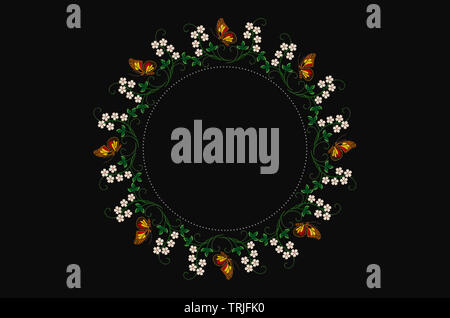 Filigrane ovale Kranz der gestickten meliert Schmetterlinge, unter verdrehte Stengel mit Blättern und weissen Blüten auf schwarzem Hintergrund Stockfoto