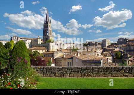 Große Ansicht auf Saint Emilion. Saint-Emilion ist eines der wichtigsten Rotwein Bereiche von Bordeaux. Stockfoto