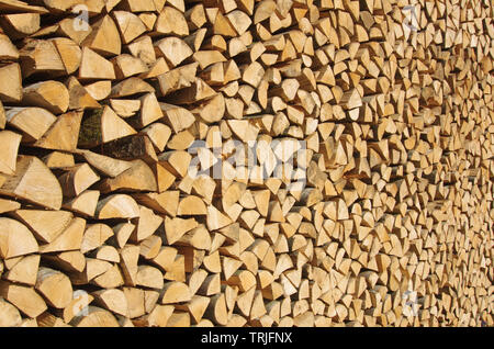 Frisch geschnitten und gestapeltes Rundholz. Holz- Zusammenfassung Hintergrund. Erneuerbare Energien Stockfoto