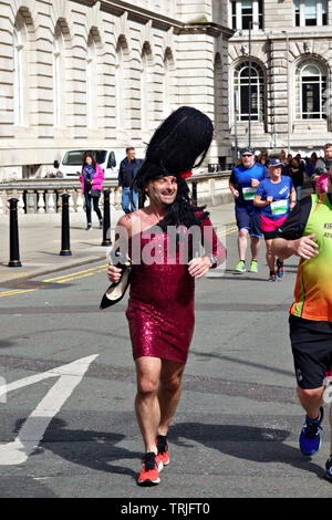 Liverpool, Großbritannien. 25. Mai 2019. Läufer in Kostüme, die in der Rock n Roll Marathon durch die Straßen von Liverpool. Stockfoto