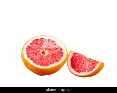 Grapefruit mit Segmenten auf weißem Hintergrund Stockfoto