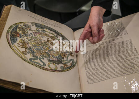 London UK vom 7. Juni 2019 eine einzigartige wunderschöne Farbige astronomicalwork aus der Bibliothek von Mary, Königin der Schotten, Astronomique Diskurs par Jaques Bassantin Escossois. Lyon, Par Jan de Tournes, 1557. Folio, Titelblatt mit der großen holzschnitt Drucker mit 175 Holzschnitten im Text, darunter zahlreiche Diagramme, von denen 13 voll sind - Seite volvelles und eine halbe Seite volvelle, bestehend aus insgesamt 36 bewegliche Teile erhalten eine Reihe von Diagramm Anzeige strings, braun Kalb, reich vergoldeten, große Ecke Werkzeuge und zentralen Medaillon, Preis £ 600. Credit: Paul Quezada-Neiman/Alamy leben Nachrichten Stockfoto