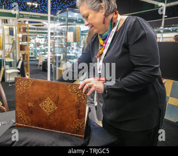 London UK vom 7. Juni 2019 eine einzigartige wunderschöne Farbige astronomicalwork aus der Bibliothek von Mary, Königin der Schotten, Astronomique Diskurs par Jaques Bassantin Escossois. Lyon, Par Jan de Tournes, 1557. Folio, Titelblatt mit der großen holzschnitt Drucker mit 175 Holzschnitten im Text, darunter zahlreiche Diagramme, von denen 13 voll sind - Seite volvelles und eine halbe Seite volvelle, bestehend aus insgesamt 36 bewegliche Teile erhalten eine Reihe von Diagramm Anzeige strings, braun Kalb, reich vergoldeten, große Ecke Werkzeuge und zentralen Medaillon, Preis £ 600. Credit: Paul Quezada-Neiman/Alamy leben Nachrichten Stockfoto