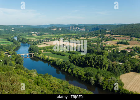 Blick von Domme, die das Tal der Dordogne in Richtung La Roque-Gageac, Castelnaud-la-Chapelle und dem Jardins de Marqueyssac im Sommer Stockfoto