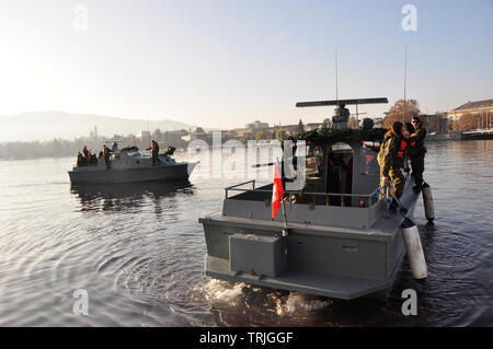 Die Schweizer Marine hat 10 Boote. Die marinesoldaten sind posieren vor der Skyline von Zürich-City Stockfoto