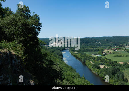 Blick von Domme, die das Tal der Dordogne in Richtung La Roque-Gageac, Castelnaud-la-Chapelle und dem Jardins de Marqueyssac im Sommer Stockfoto