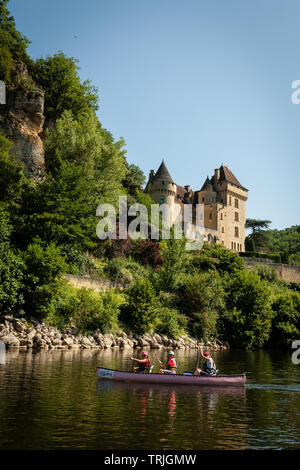 Kanu auf dem Fluss Dordogne in der Nähe von Château de la Malartrie, La Roque-Gageac, Dordogne, Frankreich Stockfoto