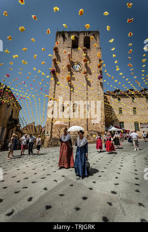 Festival in St Cyprien Kirche mit festlichen Bunting an einem heißen Sommertag. St Cyprien, Dordogne, Frankreich Stockfoto