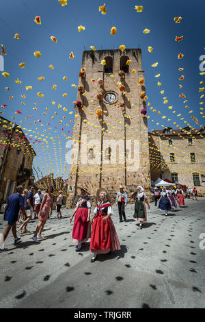 Festival in St Cyprien Kirche mit festlichen Bunting an einem heißen Sommertag. St Cyprien, Dordogne, Frankreich Stockfoto