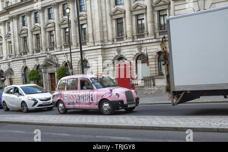 London, Großbritannien, Juni 2018. London Taxis, genannt Kabinen. Traditionell rein schwarze Farbe, sind sie heute mit extravaganten Werbung gesehen Stockfoto