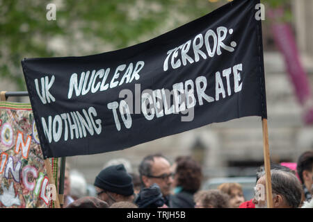 London, 3. Mai, 2019 - Massen holding CND Anti-AKW-Zeichen in Central London gegen eine Naval Service am Westminster Abbey statt protestieren Stockfoto