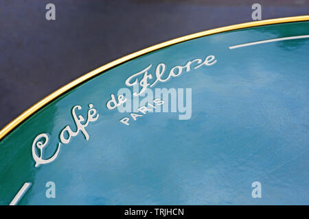 Close-up auf eine Tabelle der berühmten Café de Flore, Paris, Ile-de-France, Frankreich Stockfoto