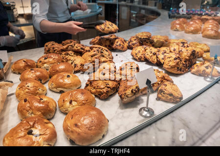 Auswahl an Brotsorten werden auf dem marmortisch in Bäckerei verkauft Stockfoto