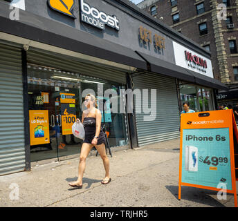 Ein Boost Mobile Store in der Lower East Side Viertel in New York am Sonntag, 2. Juni 2019. Amazon wird berichtet, im Einkauf von Sprint Boost Mobile Prepaid Wireless Business aufgrund von Bedenken in Bezug auf die T-Mobile und Sprint vorgeschlagenen Fusion interessiert zu sein. (© Richard B. Levine) Stockfoto