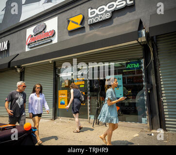 Ein Boost Mobile Store in der Lower East Side Viertel in New York am Sonntag, 2. Juni 2019. Amazon wird berichtet, im Einkauf von Sprint Boost Mobile Prepaid Wireless Business aufgrund von Bedenken in Bezug auf die T-Mobile und Sprint vorgeschlagenen Fusion interessiert zu sein. (© Richard B. Levine) Stockfoto