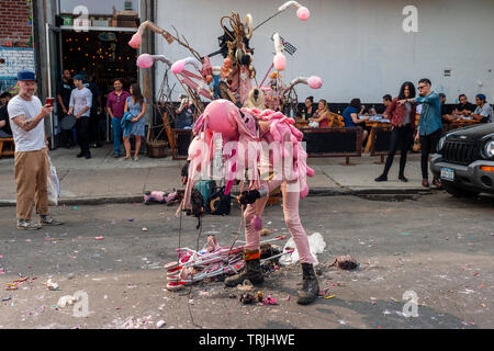 Performance Künstler unterhält die Massen in Bushwick, Brooklyn in New York während der jährlichen Bushwick kollektive Block Party am Samstag, 1. Juni 2019. Musik und Party brachte einige, aber die eigentliche Attraktion war das neue Graffiti Wandmalereien von 'Künstler', die die Wände der Gebäude, die die Kollektive verwendet dekorieren. (© Richard B. Levine) Stockfoto