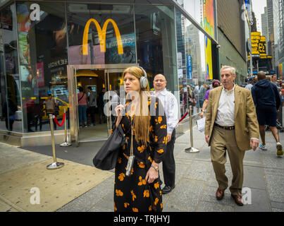 Die neue McDonald's am Times Square in New York auf der großen Eröffnung Tag, Donnerstag, 30. Mai 2019. Die über 11.000 Quadratfuß, drei-stöckigen Store state-of-the-art Kiosk bestellen und deckenhohen Glas für ein Blick auf Times Square für seinen 170 Sitzplätzen. Obwohl nicht der größte Ort in der Kette, durch die phänomenale Fußverkehr in der Times Square zu erwarten ist der geschäftigste zu sein. (© Richard B. Levine) Stockfoto