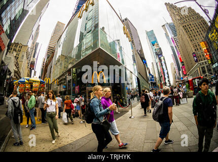 Die neue McDonald's am Times Square in New York auf der großen Eröffnung Tag, Donnerstag, 30. Mai 2019. Die über 11.000 Quadratfuß, drei-stöckigen Store state-of-the-art Kiosk bestellen und deckenhohen Glas für ein Blick auf Times Square für seinen 170 Sitzplätzen. Obwohl nicht der größte Ort in der Kette, durch die phänomenale Fußverkehr in der Times Square zu erwarten ist der geschäftigste zu sein. (© Richard B. Levine) Stockfoto