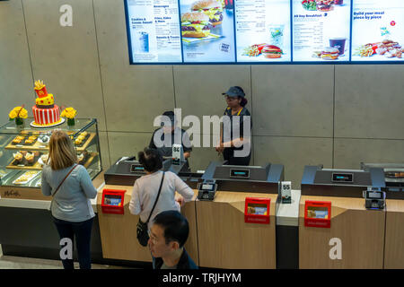 Eine neue McDonald's wird in Times Square in New York auf der großen Eröffnung Tag gesehen, Donnerstag, 30. Mai 2019. Die über 11.000 Quadratfuß, drei-stöckigen Store state-of-the-art Kiosk bestellen und deckenhohen Glas für ein Blick auf Times Square für seinen 170 Sitzplätzen. Obwohl nicht der größte Ort in der Kette, durch die phänomenale Fußverkehr in der Times Square zu erwarten ist der geschäftigste zu sein. (© Richard B. Levine) Stockfoto