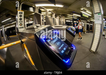 Pendler mit MetroCards vorbei OMNY Leser über Drehkreuze im Osten 23 Street Station in die U-Bahn in New York auf Roll-out Tag, Freitag, 31. Mai 2019. Nach der Implementierung der Zahlungsvorgang, betitelt OMNY, ersetzen die MetroCard aktivieren Tippen und Bezahlen via Smartphones oder aktiviert, Debit- und Kreditkarten. In der Zwischenzeit, ein Test, mit dem IRT Lexington Avenue Linie zwischen Grand Central und Barclays Center in online. (© Richard B. Levine) Stockfoto