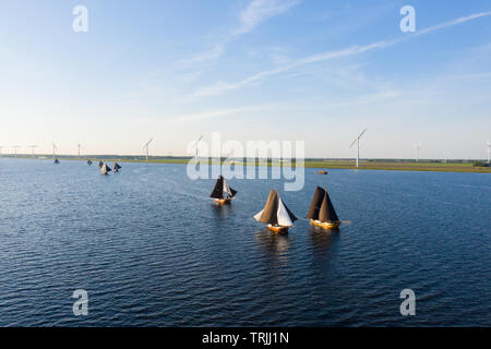 Antenne der typisch Holländischen stumpfer Schiffe mit auf dem Hintergrund Fischerdorf Spakenburg, Niederlande Stockfoto