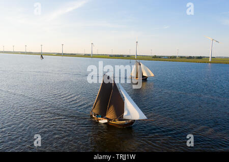 Antenne der typisch Holländischen stumpfer Schiffe mit auf dem Hintergrund Fischerdorf Spakenburg, Niederlande Stockfoto