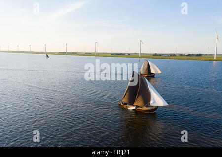 Antenne der typisch Holländischen stumpfer Schiffe mit auf dem Hintergrund Fischerdorf Spakenburg, Niederlande Stockfoto