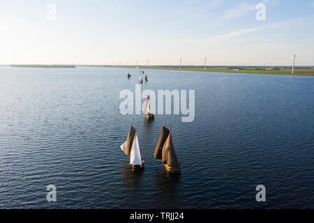 Antenne der typisch Holländischen stumpfer Schiffe mit auf dem Hintergrund Fischerdorf Spakenburg, Niederlande Stockfoto