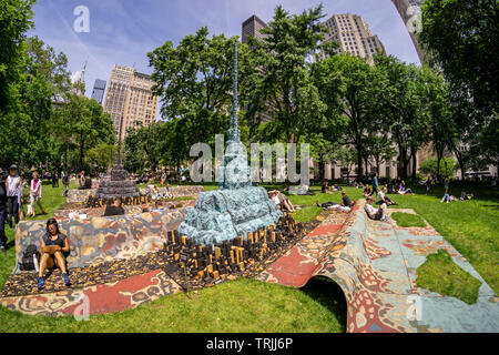 Besucher zum Madison Square Park genießen Sie die warmen Wetter zum Faulenzen an der Skulptur "Stadt im Gras" des Künstlers Leonardo zeichnete auf einem warmen Dienstag, 4. Juni 2019. Die monumentale Kunst im öffentlichen Kommission stellt eine stilisierte Stadtbild über 100 Meter lang und bietet eine erlebnisorientierte Aktivitäten, Entspannen und Verweilen. Die Arbeiten werden zu sehen sein und für Sitzplätze bis 15. Dezember 2019 verfügbar. (© Richard B. Levine) Stockfoto