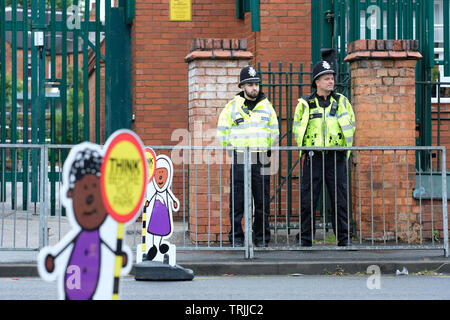 Birmingham, Großbritannien - Freitag, 7. Juni 2019 - Polizei Wache außerhalb der Anderton Park Primary School in Birmingham als Protest ist heute Nachmittag. Ein hohes Gericht einstweilige Verfügung in Kraft ist, Demonstranten direkt außerhalb der Schule zu verhindern. Foto Steven Mai/Alamy leben Nachrichten Stockfoto