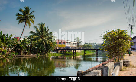 Alappuzha, Kerala, Indien - Februar 2016: See und die Brücke Bild in der Nähe von Edathua Kirche erfasst Stockfoto