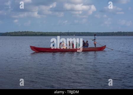 Munroe Insel, Kollam, Kerala, Indien - 26. Mai 2019: Kanufahrt in Ashtamudi Sees Stockfoto