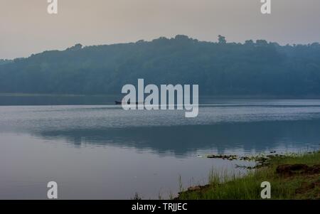 Padapuzha Kallada Ithikkunnu, Osten, Kollam, Kerala, Indien - 17. Mai 2019: Mann angeln vom Kanu aus Ithikkunnu, Padapuzha erfasst Stockfoto