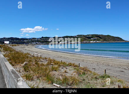 Wellen sanft Waschen auf den Strand bei Lyall Bay in der Nähe von Wellington, Neuseeland Stockfoto