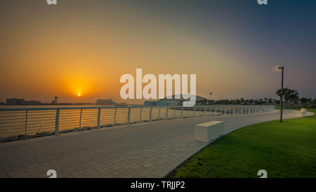 Abu Dhabi, VAE - ca. 2018. Terrasse und Pool am Meer unter dem Dach der Louvre Abu Dhabi Stockfoto