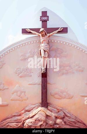 Vallarpadam, Kochi, Kerala, Indien - April 4,2016: Statue von Jesus am Kreuz, Nationalen Schrein Basilika Unserer Lieben Frau von Lösegeld Stockfoto