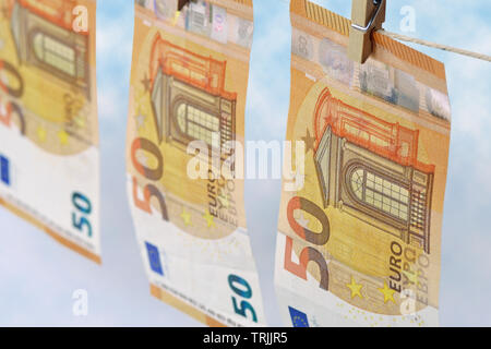 Euro-banknoten hängend an einer Wäscheleine Stockfoto
