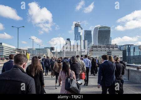 Morgen Pendler auf die London Bridge Stockfoto