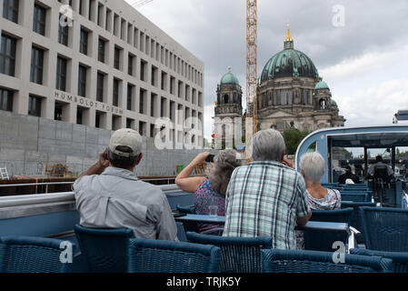 Touristen vorbei 2 Architektur Stile: auf der einen Seite das Humboldt-forum, auf der anderen Seite der Berliner Dom auf der Museumsinsel. Stockfoto