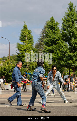 Tokio, Japan, 19. Mai 2019: Im Yoyogi Park, jeden Samstag nachmittag hatte eine Gruppe von amateur rockabilly Tänzer haben eine Show am Eingang. Stockfoto