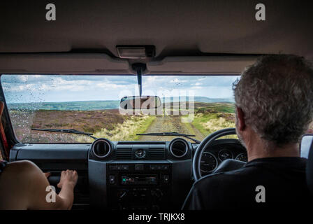 Innenraum Foto durch die Windschutzscheibe des Land Rover Defender 110 4WD Auto Navigieren einer Green Lane, North Yorkshire Moors Stockfoto