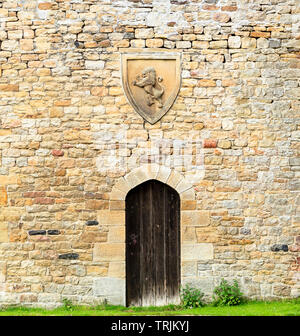 Teil des Torhauses, mit einem Relieffelder eines Löwen über der Tür, Featherstone Castle, Northumberland Stockfoto