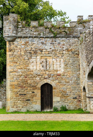 Teil des Torhauses, mit einem Relieffelder eines Löwen über der Tür, Featherstone Castle, Northumberland Stockfoto