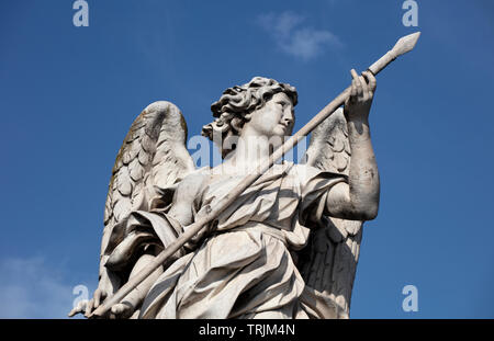 Die Marmorstatue der Engel mit dem Speer auf der Ponte Sant'Angelo. Die barocke Statue kann gegen einen tiefen blauen Sommerhimmel gesehen werden. Stockfoto