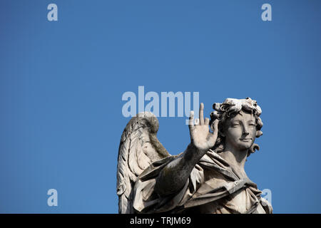 Die Marmorstatue der Engel mit den Nägeln auf der Ponte Sant'Angelo. Die barocke Statue kann gegen einen tiefen blauen Sommerhimmel gesehen werden. Stockfoto