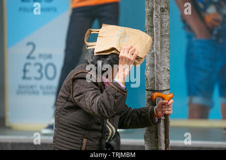 Preston, Lancashire. 7. Juni 2019. UK Wetter: schwere Regenschauer auf Preston City Center wie Käufer nehmen als weitere negative Wettervorhersage für das Wochenende. Kredit; MediaWorldImages/AlamyLiveNews. Stockfoto