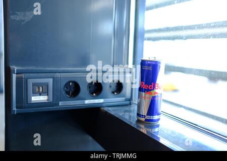 Steckdosen neben einem kann der energy drink Red Bull Stockfoto