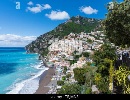 Mittelmeerdrittländer und Marina Grande Strand Der Strand von Positano an der Amalfiküste in Kampanien in Süditalien Stockfoto
