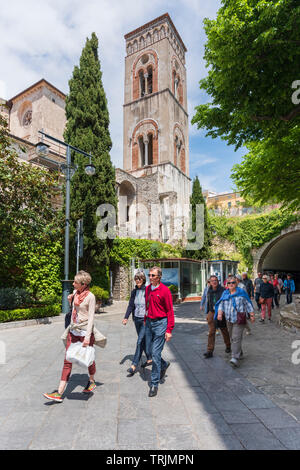 Touristen zu Fuß durch das Bergdorf Ravello Kampanien in Süditalien Stockfoto